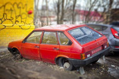 Kırmızı eski paslı makine lastikleri olmayan