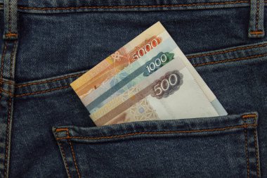 Pantolonun arka cebindeki Rus rublesinin kağıt faturaları kapanıyor.