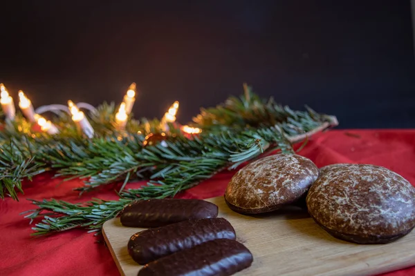 Julbilder Utsikt Över Julkakor Med Gran Grenar Ljus Och Juldekorationer — Stockfoto