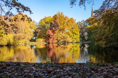 Leipzig, Sakson merkezindeki bir parkın sonbahar manzarası