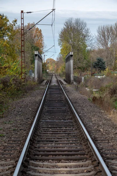 Deutschland, herbstliche Ansicht einer eingleisigen elektrifizierten Eisenbahnstrecke — Stockfoto