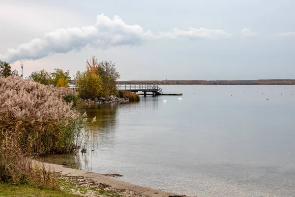 Őszi kilátás a Cospudener-tóból Látogasson el egy hajdani barnaszén opencet — Stock Fotó