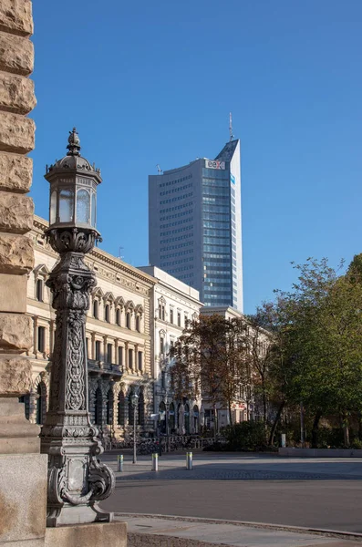 歴史的建造物が残る近代的な高層都市の塔 — ストック写真