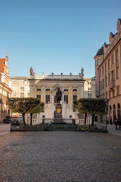 Zicht op de oude handelsbeurs met Goethe monument en de ol — Stockfoto