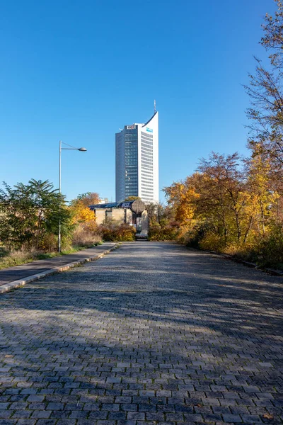 Vista de Wilhelm Leuschner Platz en Leipzig con City Tower skysc — Foto de Stock