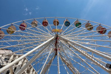 Villach, Avusturya-Ağustos 01.2019 Avrupa 'daki Avusturya Alpleri' nde düzenlenen Kirchweih halk festivali sırasında Villach kasabasında dönme dolap manzarası