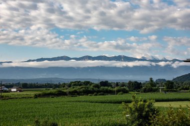 Avusturya Alpleri, Avrupa 'daki Karawanken dağlarının önündeki ilginç bulut oluşumlarının görüntüsü