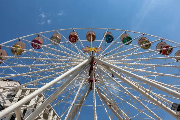 Villach, Avusturya-Ağustos 01.2019 Avrupa 'daki Avusturya Alpleri' nde düzenlenen Kirchweih halk festivali sırasında Villach kasabasında dönme dolap manzarası