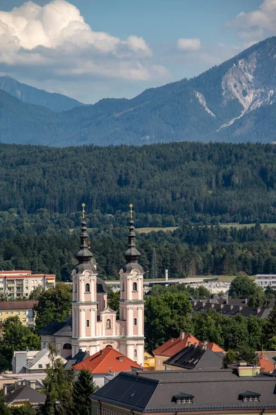 Panorama Van Stad Villach Met Historische Kerken Een Kasteel Voor — Stockfoto