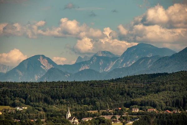 Érdekes Felhőképződmények Megtekintése Karawanken Hegység Előtt Osztrák Alpokban Európában — Stock Fotó