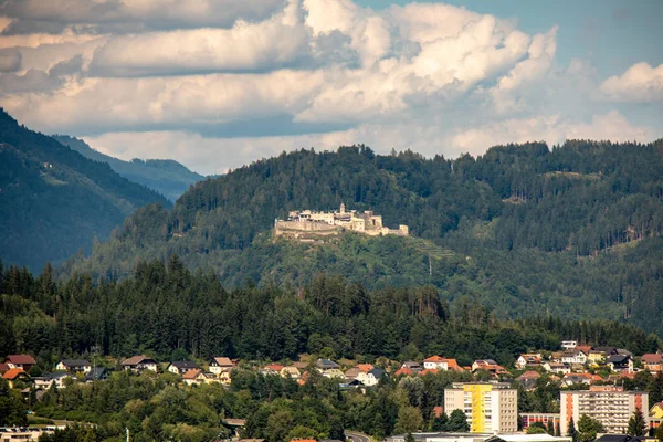 Panorama Ciudad Villach Con Iglesias Históricas Castillo Frente Las Montañas — Foto de Stock