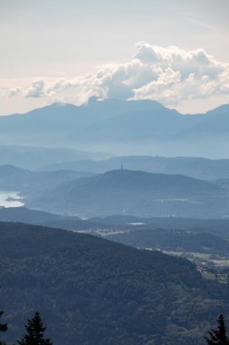 Ossiacher Gölü 'ndeki Avusturya Alpleri' nin Panoraması Karawanken Dağları 'nın dağlarına bakın.