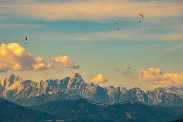 Panorama Rakouských Alp Jezera Ossiacher Pohled Horami Karawanken Padákovými Kluzáky — Stock fotografie