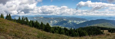 Ossiacher Gölü 'ndeki Avusturya Alpleri' nin Panoraması Karawanken Dağları 'nın dağlarına bakın.