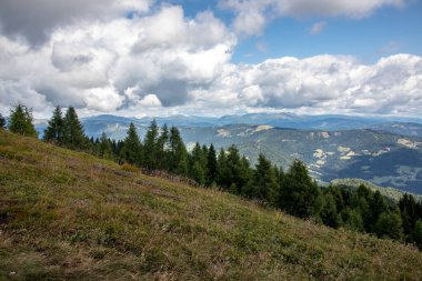 Avrupa 'daki Avusturya Alpleri' nde yazın Karintiya 'nın Gerlitzen Dağları Panoraması