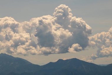 Avusturya Alpleri, Avrupa 'da yaz aylarında paraglider ile ilginç bulut oluşumlarının resmi