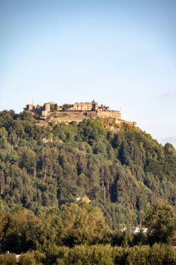 Avusturya Alpleri, Avrupa 'da yazın şatosu olan Villach kasabası yakınlarındaki dağların görüntüsü