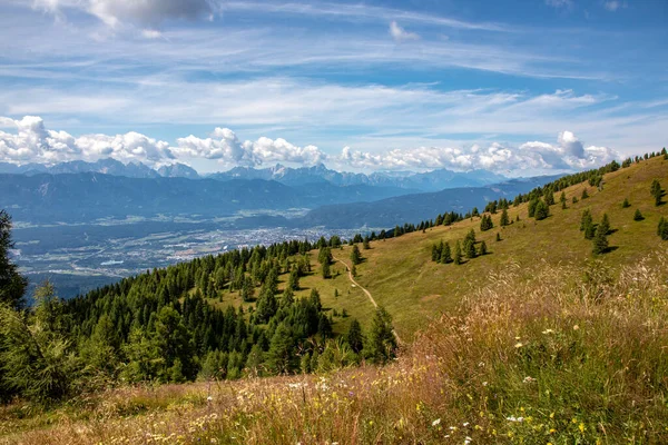 Panorama Los Alpes Austríacos Lago Ossiacher Vea Con Las Montañas —  Fotos de Stock