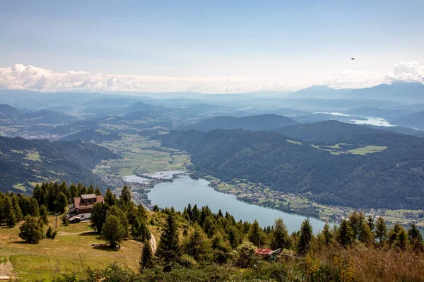 Ossiacher Gölü 'ndeki Avusturya Alpleri' nin Panoraması Karawanken Dağları 'nın dağlarına bakın.