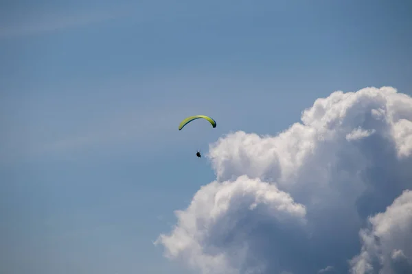 Image Formations Nuageuses Intéressantes Avec Parapente Été Dans Les Alpes — Photo