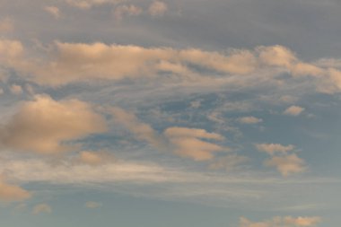 Avusturya Alpleri, Avrupa üzerindeki ilginç altın sarısı bulutların görüntüsü