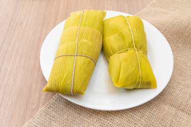 Pamonha, ahşap bir masada tipik Brezilya yemeği