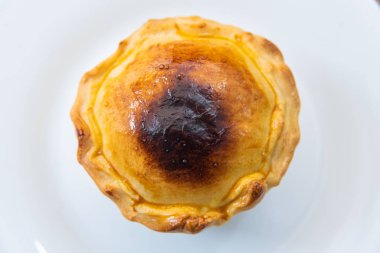 Masadaki beyaz tabakta nefis etli turta.