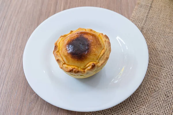 Deliciosa torta de carne na placa branca na mesa — Fotografia de Stock