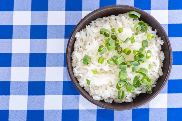 Чаша белого риса с зеленым луком на столе - типичный brazi — стоковое фото