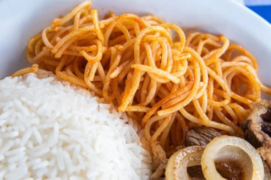 Tipik Brezilya Yemeği - Erişteli Pirinç