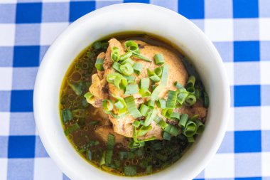 Haşlanmış tavukla kase - tipik Brezilya yemeği.