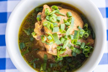 Haşlanmış tavukla kase - tipik Brezilya yemeği.