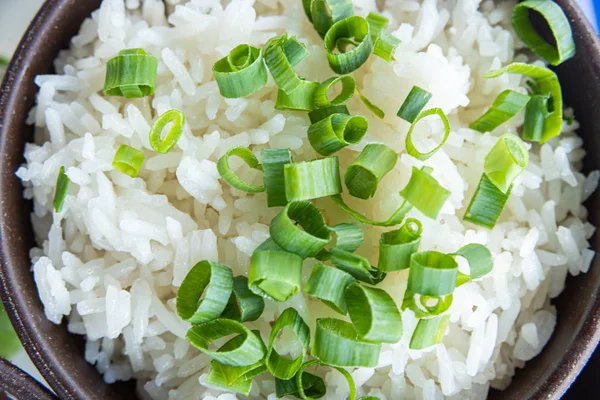 Чаша белого риса с зеленым луком на столе - типичный brazi — стоковое фото