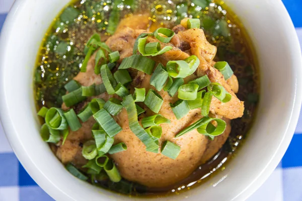 Cuenco con pollo hervido - comida típica brasileña — Foto de Stock