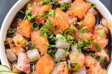 Ceviche siyah masada kasede.