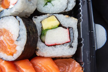 Masadaki çeşitli suşiler. Detaylar.