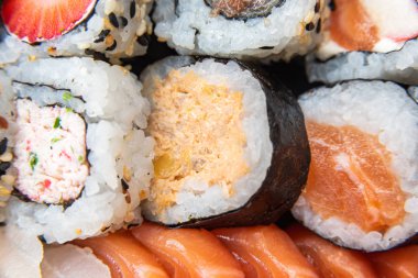 Masadaki çeşitli suşiler. Detaylar.