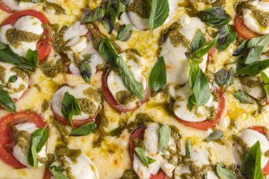 Kahverengi ahşap masada pizza.