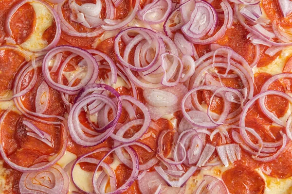 Pizza na mesa de madeira marrom — Fotografia de Stock