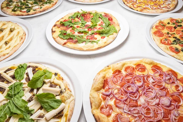 Várias Pizzas Mesa Mármore Branco — Fotografia de Stock