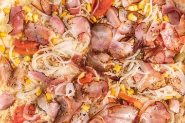 Masanın üzerinde açık mavi bir pizza.