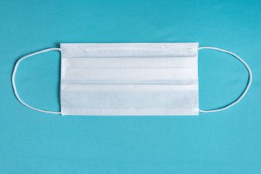 Minimalist mavi arkaplan üzerinde cerrahi maske