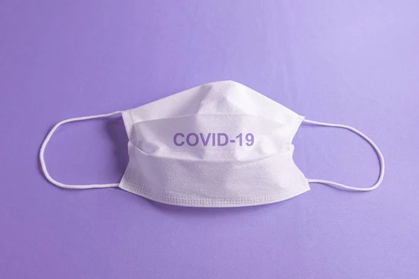 Mor minimalist arkaplan üzerinde cerrahi maske