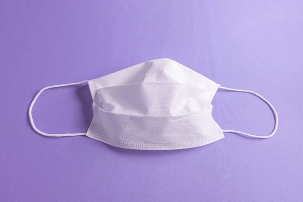 Mor minimalist arkaplan üzerinde cerrahi maske