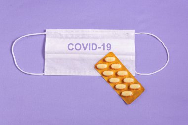 Mor minimalist arkaplan üzerinde cerrahi maske