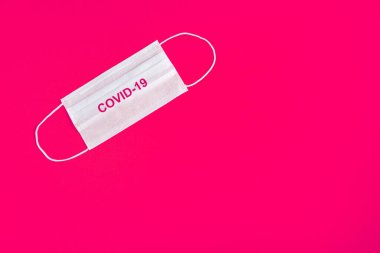 Minimalist turuncu arka plan üzerinde cerrahi maske