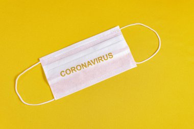 Minimalist turuncu arka plan üzerinde cerrahi maske