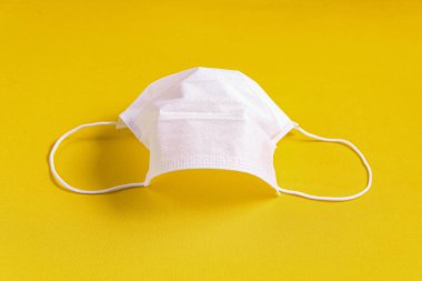 Minimalist turuncu arka plan üzerinde cerrahi maske