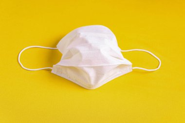 Minimalist turuncu arka plan üzerinde cerrahi maske
