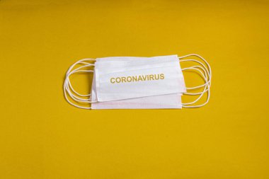Minimalist turuncu arka plan üzerinde cerrahi maske